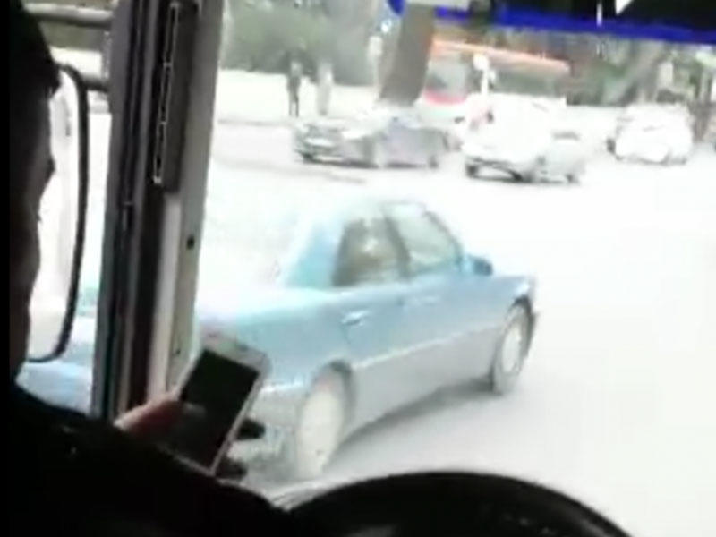 Sükan arxasında telefonla oynayan avtobus sürücüsü - VİDEO