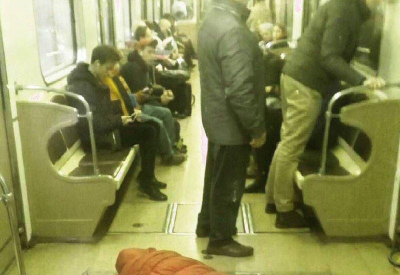 Metroda biabırçı görüntü - Sərxoş qğiniz şalvarını endirib ... - FOTO