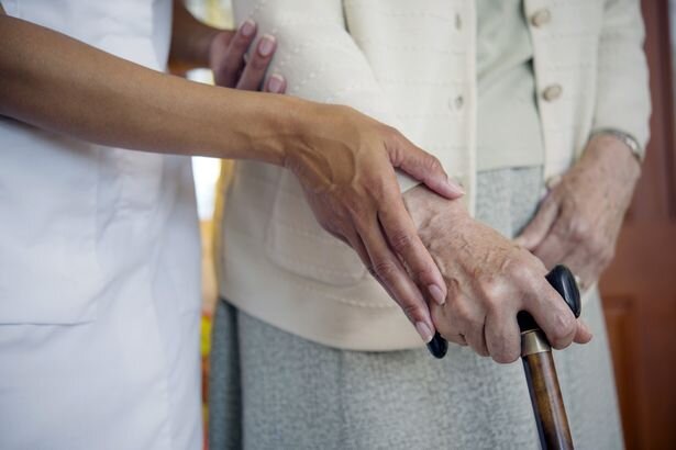 Yaşlı qadın evinin hamamında 8 gün yeməksiz qaldı