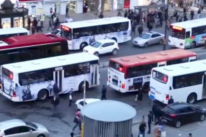 BDU-nun 78 yaşlı müəllimi avtobusdan yıxıldı - Ağır xəsarət alıb - Foto