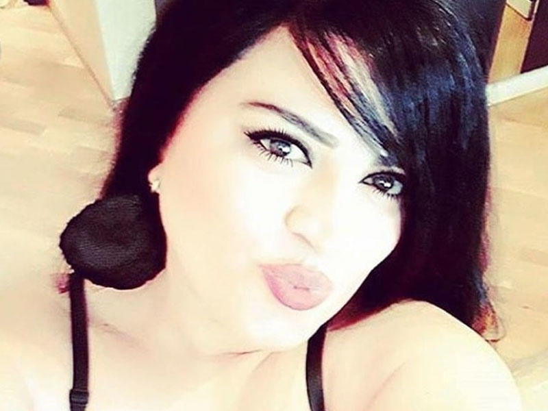 Azərbaycanlı müğənninin bacısı gecə büstqalterdə ŞƏKLİni çəkib PAYLAŞDI - FOTO