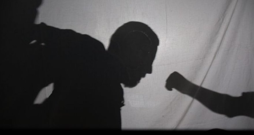 В Масазыре молодой девушке сломали нос и избили ее отца