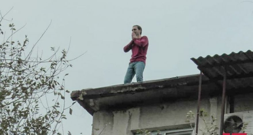 В столице спасли мужчину, пытавшегося броситься с крыши здания