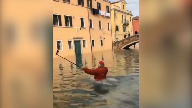 Selfi çəkən turist suya qərq oldu - VİDEO