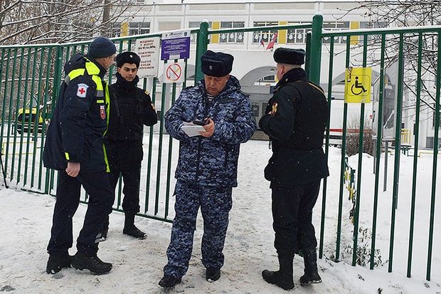 Sevgisinə qarşılıq tapmayan şagird sinif yoldaşlarını silahla hədələdi
