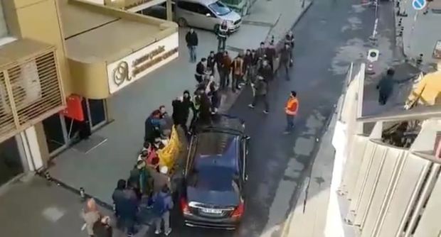 Müdir avtomobili etiraz edən işçilərin üstünə sürdü - VİDEO