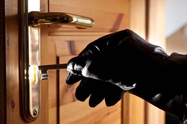 Bakıda ev soyuldu: qadını itələyib telefonlarını və planşetini apardı