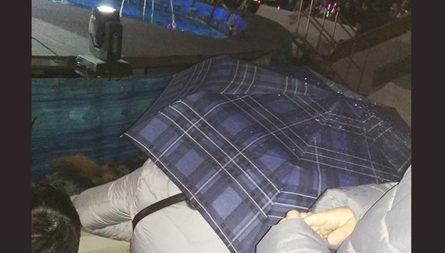 30 manat verib sirk bileti aldı, çətirlə oturdu-FOTO