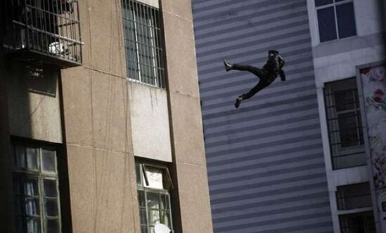 Arvadı ilə dalaşan kişi özünü 4-cü mərtəbədən atdı