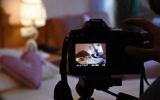 Azərbaycanda qadını çılpaq şəkilləri ilə hədələyib pulunu aldılar