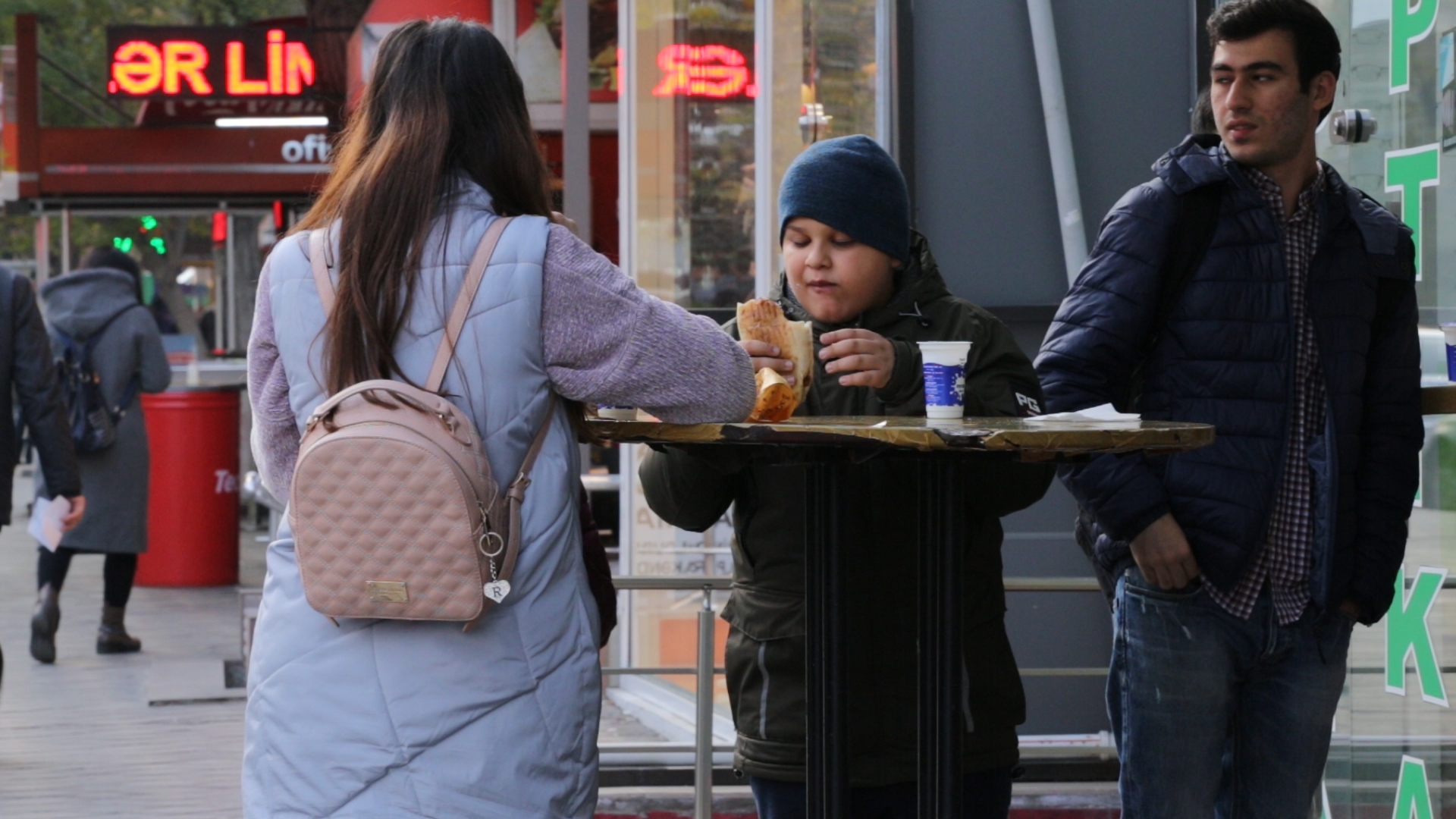 Tələbələrin həyatına təhlükə olan ən zərərli qidalar - VİDEO