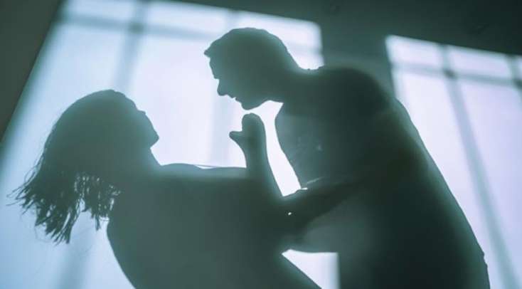 Başqa kişi ilə yazışan arvadını soyundurub bu hala saldı +18 FOTOLAR