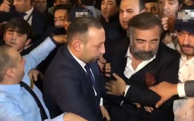 Türkiyəli aktyora görə Bakıda izdiham yaşandı - VİDEO