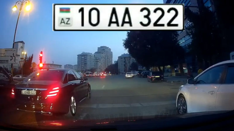 AA seriyalı avtomobil sürücüsü işıqforun qırmızı işığında keçdi (VİDEO)