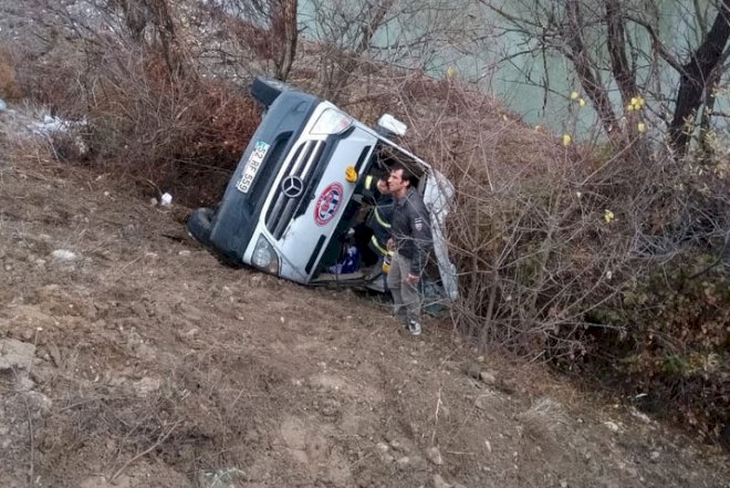 İdmançıları daşıyan mikroavtobus qəzaya düşdü - 2 ölü, 15 yaralı var