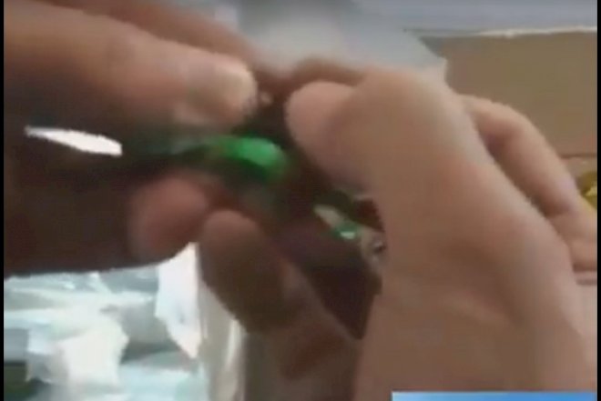 ŞOK! OBA marketdən alınan şokaladın içindən qurd çıxdı, azyaşlı zəhərləndi - Video