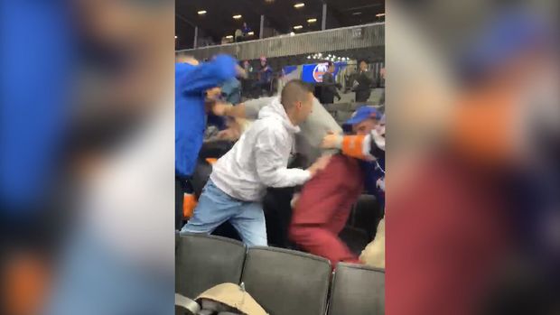 Xokkey oyunu zamanı əlbəyaxa dava düşdü - VİDEO