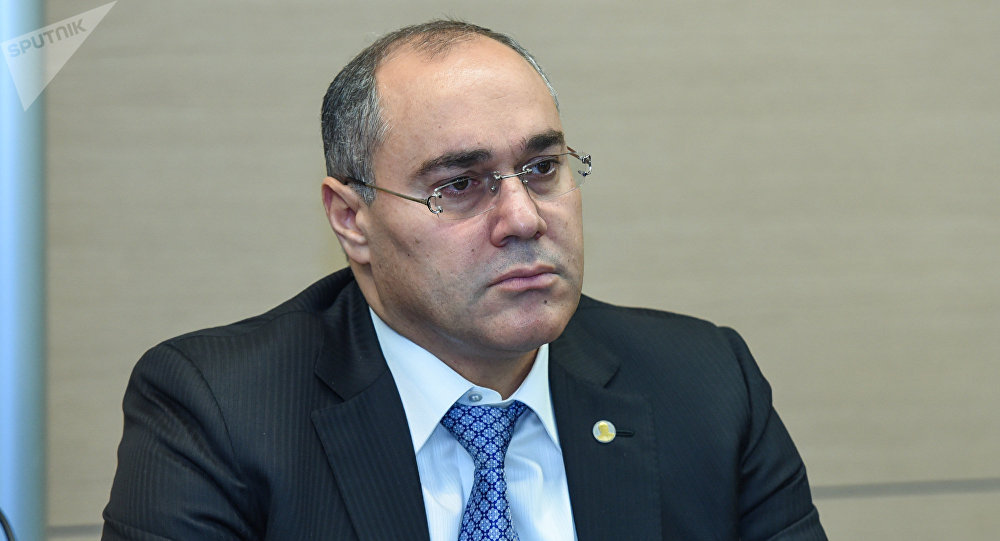 “Gömrük boğaza kimi bataqlığın içindədir, camaatı incitməklə məşğuldur”