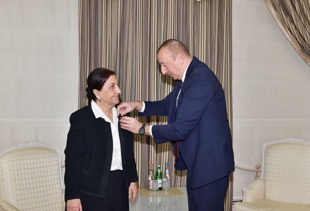 İlham Əliyev Dilarə Seyidzadəyə “Şərəf” ordenini təqdim etdi - FOTO