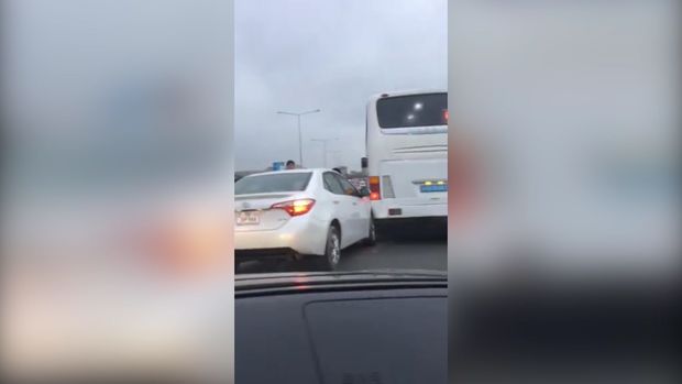 На трассе Баку-Сумгайыт столкнулись автомобиль и автобус - ВИДЕО