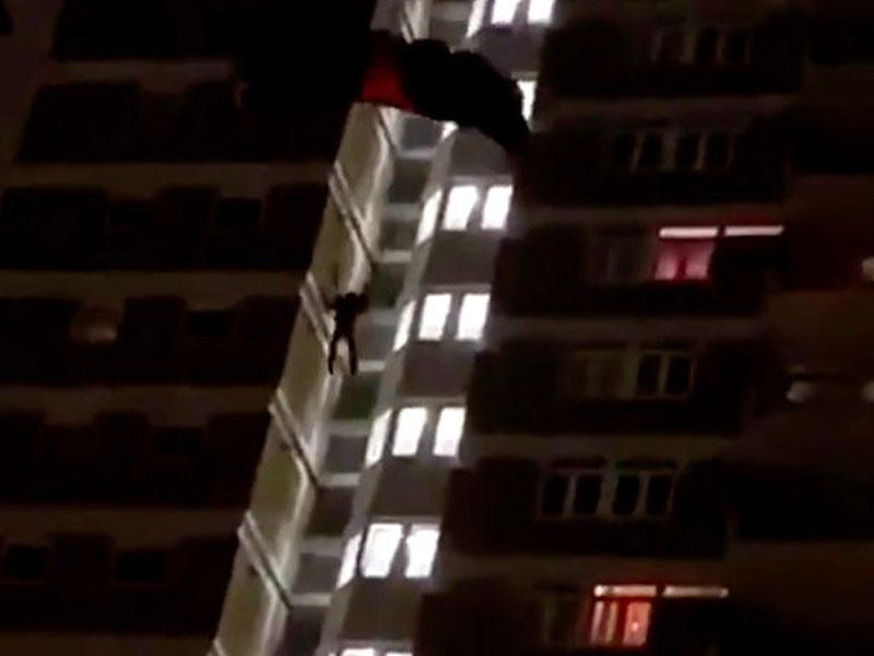 19-cu mərtəbədən özünü paraşütlə atdı - VİDEO - FOTO