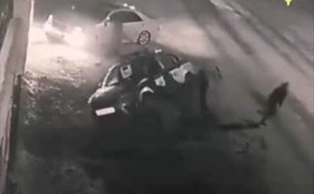 Нетрезвые россияне перевернули автомобиль росгвардейцев - ВИДЕО