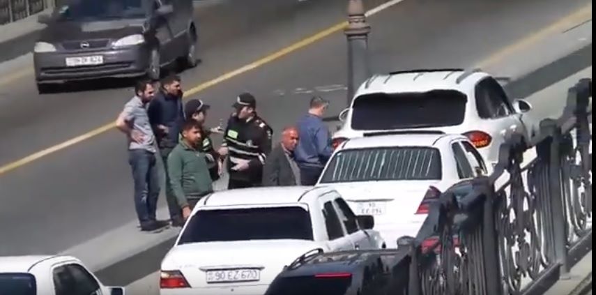 Hadisə yerində dayanıb sığortanı və yol polisini gözləmək vacibdirmi? - VİDEO