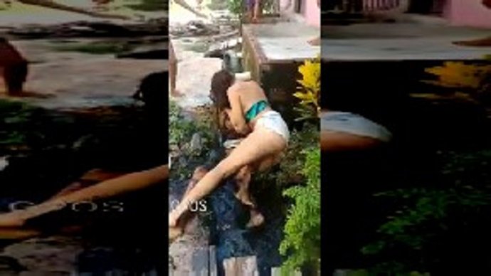 Qızlar oğlan üstündə əlbəyaxa oldu: Küçədə biabırçılıq+VİDEO