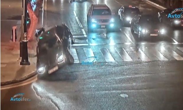 Bakıda tələsən sürücü maşını belə aşırdı - VİDEO