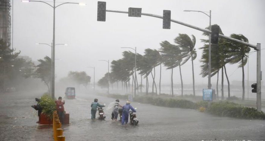 Жертвами тайфуна на Филиппинах стали 17 человек