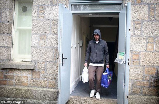 Milyonçunun tüfeyli oğlu 21 ildir küçədə yaşayır