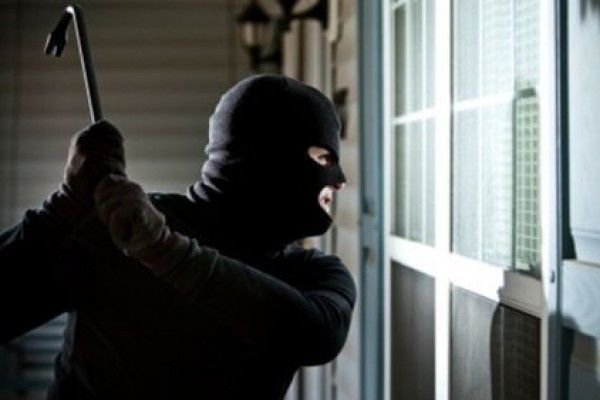 В Шабране люди в масках проникли в дом и угрожали хозяйке ножом