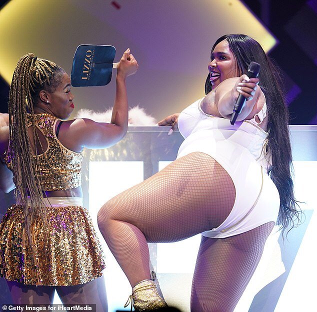 Lüt şəkillərini paylaşan bodipozitiv 