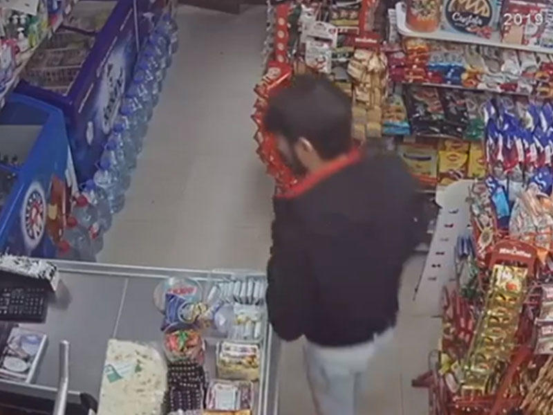 Kassirin başını qatıb pulu apardılar - VİDEO