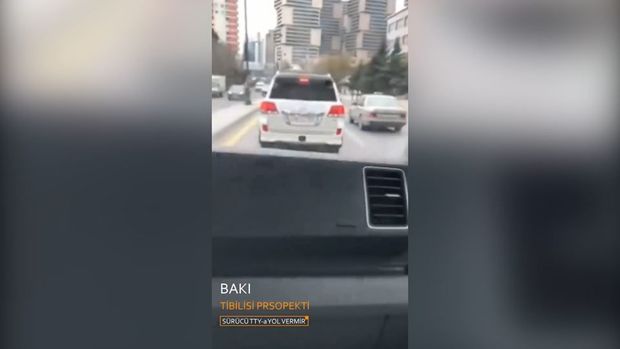 В Баку водитель не уступил дорогу машине скорой помощи - ВИДЕО