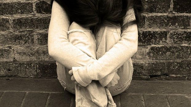 Yeddi yaşından başlayaraq dörd il ərzində doğma qardaşı tərəfindən zorlandı - VİDEO