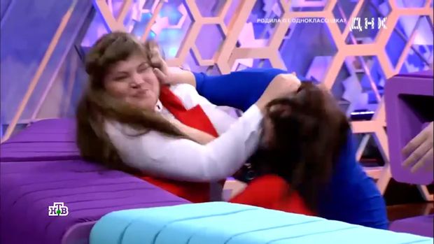 Rusiya telekanalında görünməmiş qalmaqal: Tərəflər əlbəyaxa davaya çıxdılar - VİDEO
