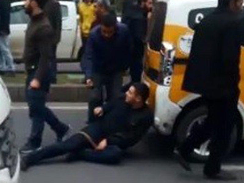 Sürücü ona yol verməyən taksi sürücüsünü güllələdi - VİDEO