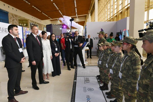 Şəhid övladları prezidentə məruzə etdi- Mehriban Əliyeva kövrəldi - VİDEO