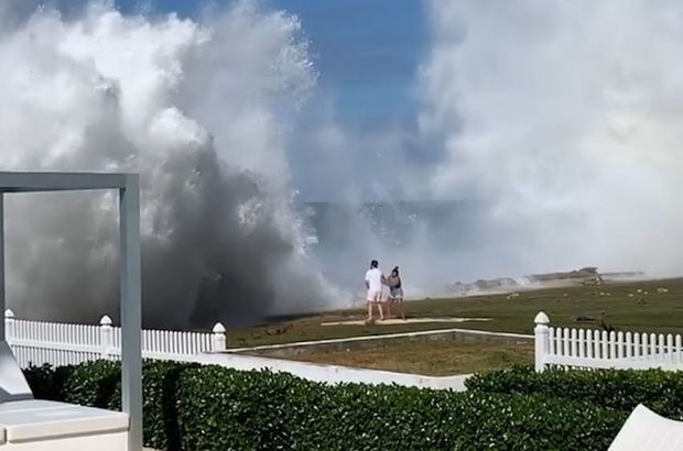 Мощная волна смыла фотографирующихся на берегу океана туристов - ВИДЕО