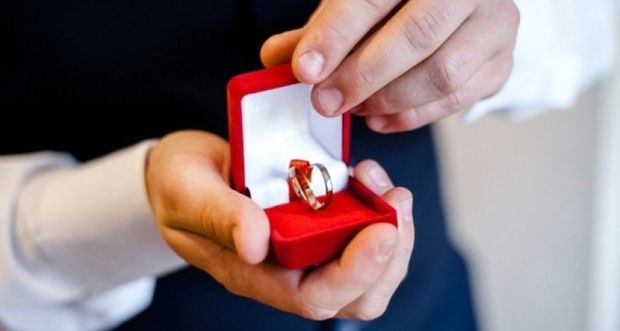 Sevgilisinin evlənmə təklifi qızı qorxutdu - VİDEO