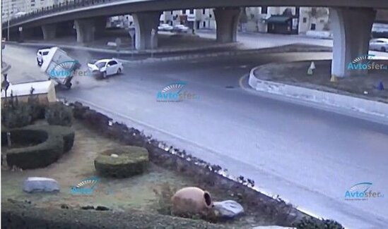 Тяжелое ДТП в Баку: грузовик перевернулся из-за KİA - ВИДЕО