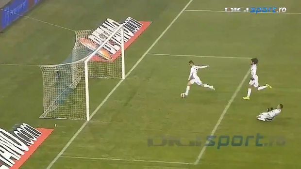 Выход голкипера из ворот дорого обошелся его команде - ВИДЕО