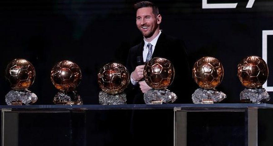 Месси прошел через тоннель из игроков «Барсы» в честь получения «Золотого мяча»