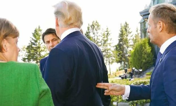 Dünya bu fotodan danışır: Trampın kürəyinə “silah” dirədilər