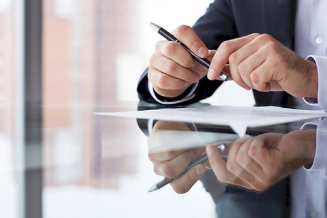 Məktəbli qızların yubkasının uzunluğunu ölçən direktorun səs yazısı yayıldı - Video