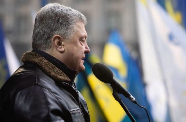 Poroşenkoya yumurta atdılar, xanımına dəydi – VİDEO