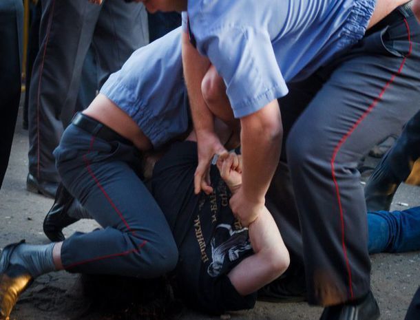 Rusiyada polisi döyən azərbaycanlıya hökm oxundu