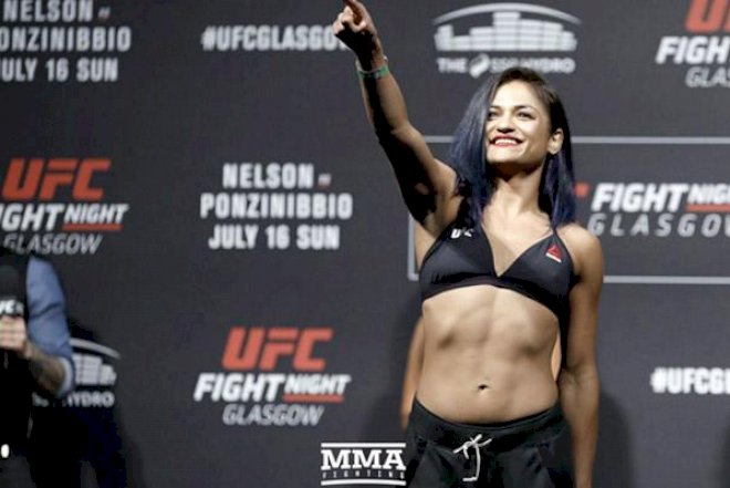 Çəkisi artıq gələn qadın idmançı soyundu - Video