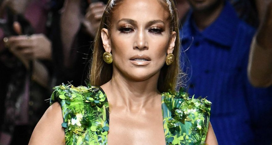 Стриптиз от Джей Ло: звезда в телеэфире сменила смокинг на «голое» платье – ВИДЕО